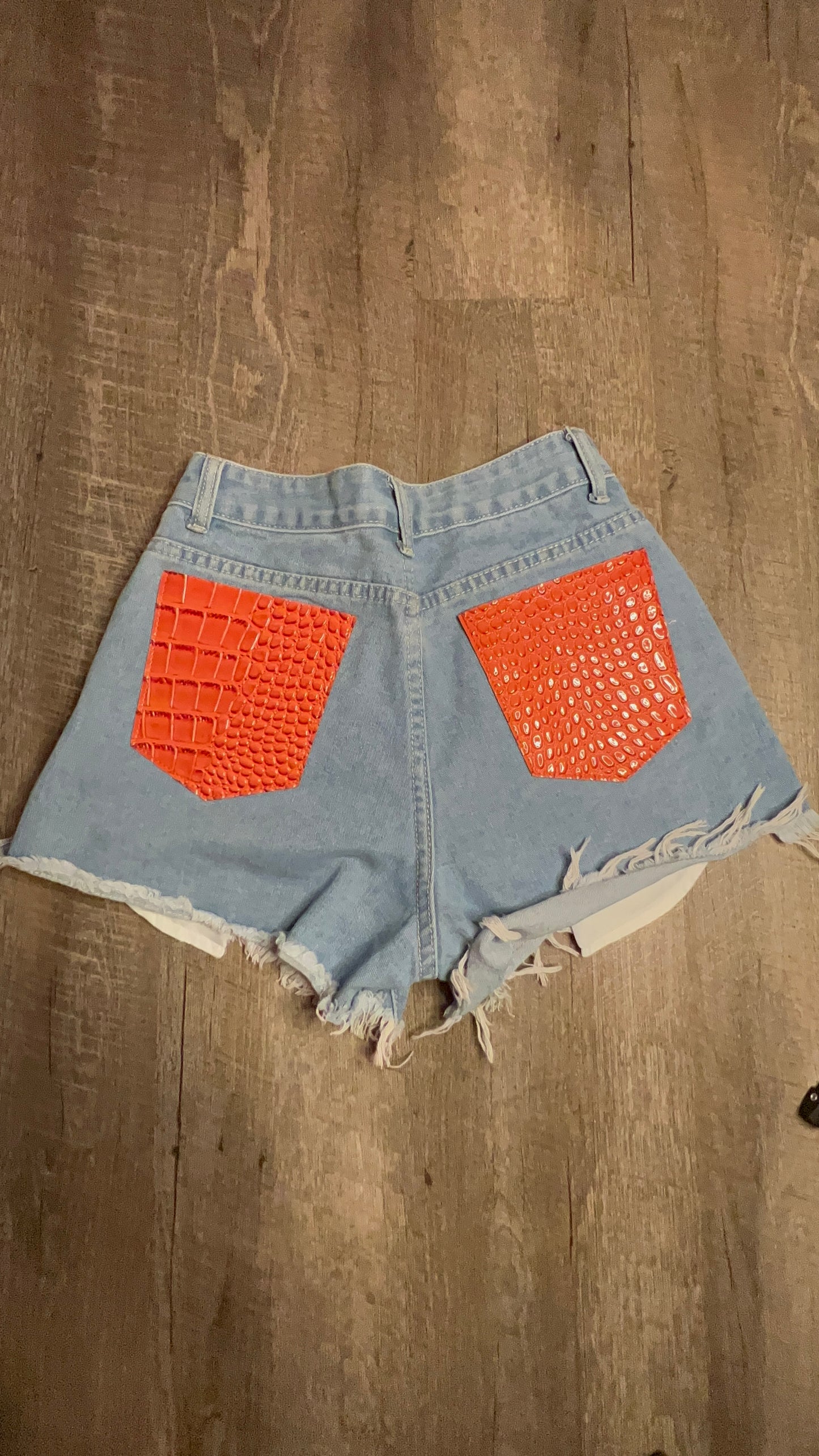 Pantalón corto con estampado de serpiente